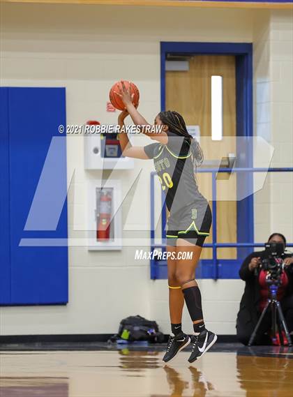 Thumbnail 3 in DeSoto vs. Tyler Legacy (UIL 6A Area) photogallery.