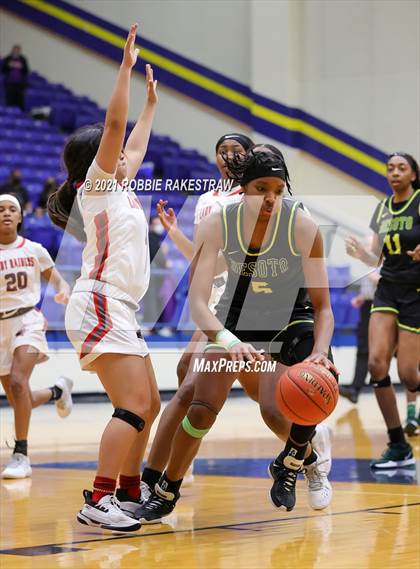 Thumbnail 2 in DeSoto vs. Tyler Legacy (UIL 6A Area) photogallery.