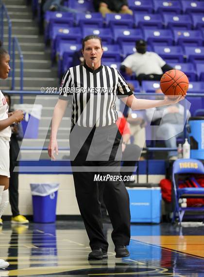 Thumbnail 2 in DeSoto vs. Tyler Legacy (UIL 6A Area) photogallery.