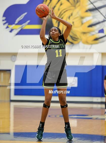 Thumbnail 3 in DeSoto vs. Tyler Legacy (UIL 6A Area) photogallery.