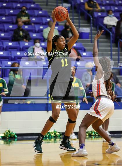 Thumbnail 1 in DeSoto vs. Tyler Legacy (UIL 6A Area) photogallery.