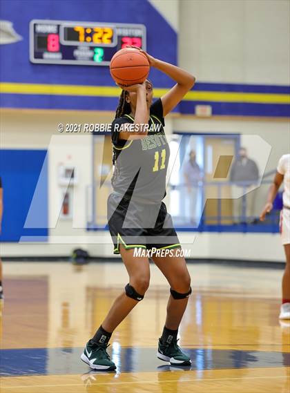 Thumbnail 2 in DeSoto vs. Tyler Legacy (UIL 6A Area) photogallery.