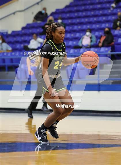 Thumbnail 1 in DeSoto vs. Tyler Legacy (UIL 6A Area) photogallery.