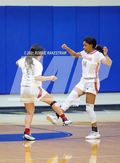 Thumbnail 1 in DeSoto vs. Tyler Legacy (UIL 6A Area) photogallery.