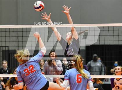 Thumbnail 1 in Fayetteville vs. Southside (AAA 6A State Final) photogallery.