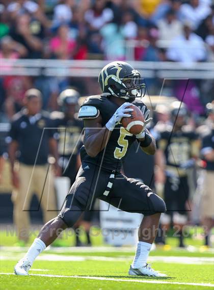Thumbnail 3 in Gilman @ Paramus Catholic (I-95 New Jersey Football Classic) photogallery.