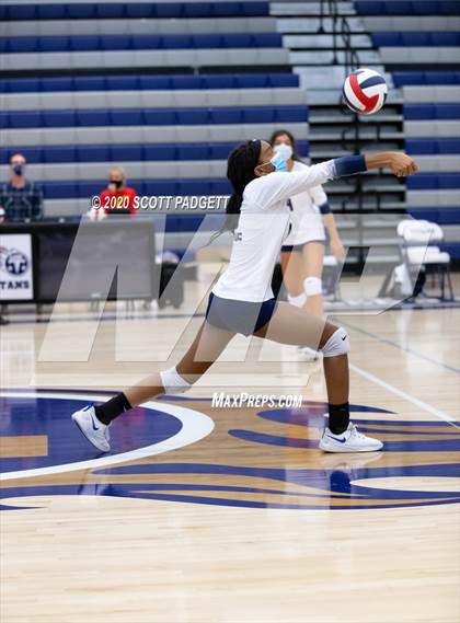 Thumbnail 1 in Lee's Summit West vs. Blue Springs South photogallery.