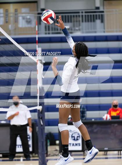 Thumbnail 1 in Lee's Summit West vs. Blue Springs South photogallery.
