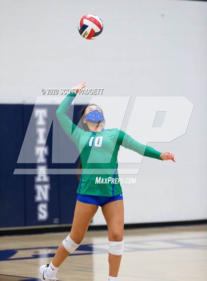 Thumbnail 1 in Lee's Summit West vs. Blue Springs South photogallery.