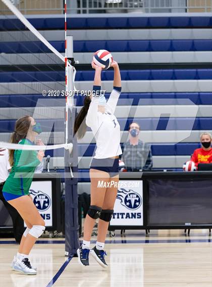Thumbnail 2 in Lee's Summit West vs. Blue Springs South photogallery.