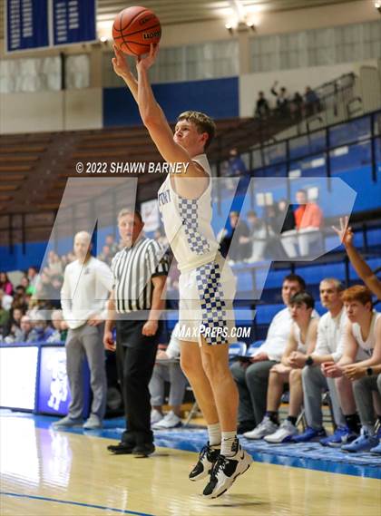 Thumbnail 3 in Monrovia vs Frankfort (IHSAA Class 3A Boys Sectional Round 1) photogallery.