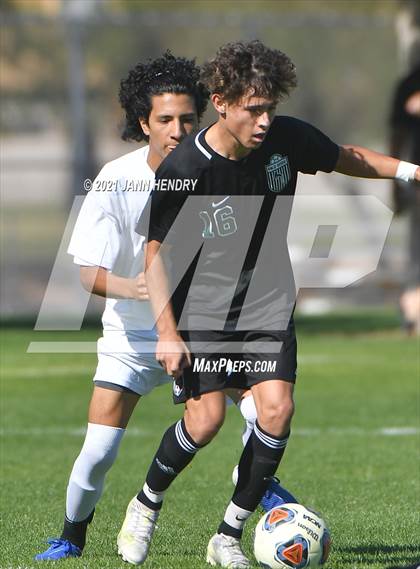 Thumbnail 3 in Coronado vs. Palo Verde (Class 5A Southern Section FINAL) photogallery.