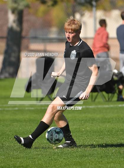Thumbnail 3 in Coronado vs. Palo Verde (Class 5A Southern Section FINAL) photogallery.