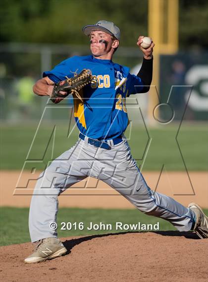 Thumbnail 3 in Mundelein vs. Lake Forest (IHSA 4A Sectional Semifinal) photogallery.