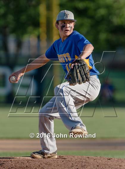 Thumbnail 3 in Mundelein vs. Lake Forest (IHSA 4A Sectional Semifinal) photogallery.