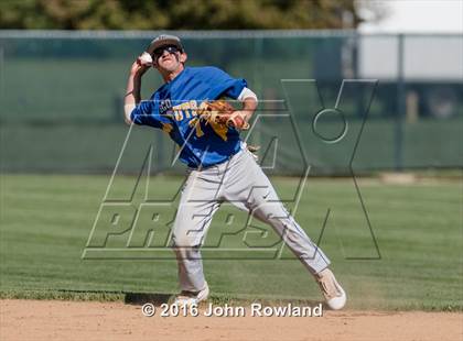 Thumbnail 2 in Mundelein vs. Lake Forest (IHSA 4A Sectional Semifinal) photogallery.