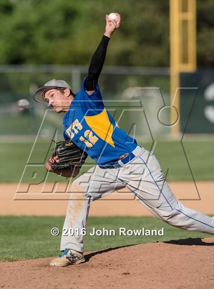 Thumbnail 2 in Mundelein vs. Lake Forest (IHSA 4A Sectional Semifinal) photogallery.