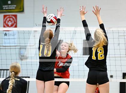 Thumbnail 2 in Arapahoe vs. Loveland (CHSAA 5A Region 5) photogallery.
