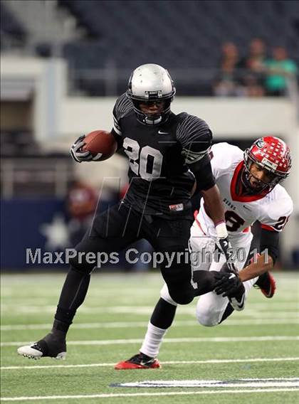 Thumbnail 2 in Guyer vs. Cedar Hill (5A Division 2 Region 1 Area Playoffs) photogallery.
