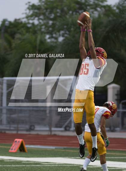 Thumbnail 2 in St. Thomas Aquinas vs Deerfield Beach photogallery.