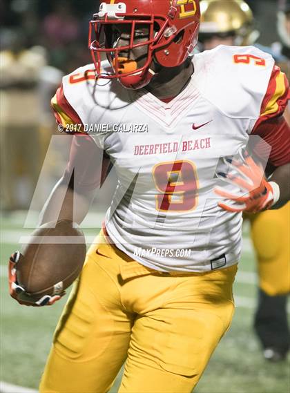 Thumbnail 3 in St. Thomas Aquinas vs Deerfield Beach photogallery.