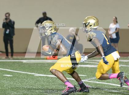 Thumbnail 3 in St. Thomas Aquinas vs Deerfield Beach photogallery.
