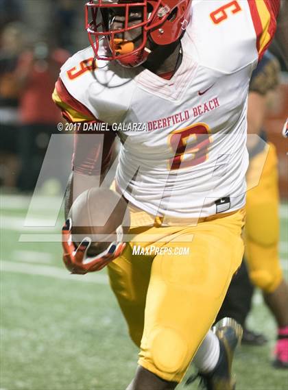 Thumbnail 2 in St. Thomas Aquinas vs Deerfield Beach photogallery.