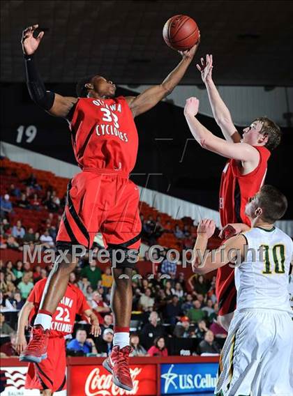 Thumbnail 1 in Ottawa vs. Basehor-Linwood (KSHSAA 4A State Final) photogallery.
