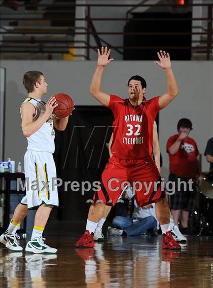 Thumbnail 1 in Ottawa vs. Basehor-Linwood (KSHSAA 4A State Final) photogallery.