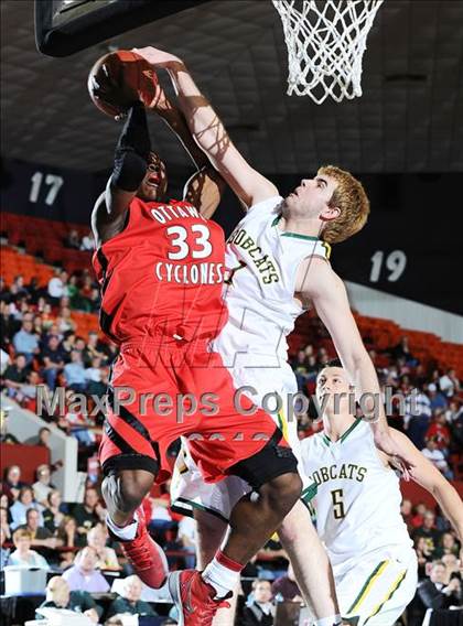 Thumbnail 1 in Ottawa vs. Basehor-Linwood (KSHSAA 4A State Final) photogallery.