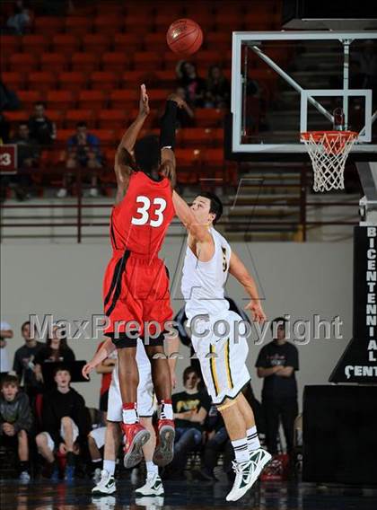 Thumbnail 2 in Ottawa vs. Basehor-Linwood (KSHSAA 4A State Final) photogallery.