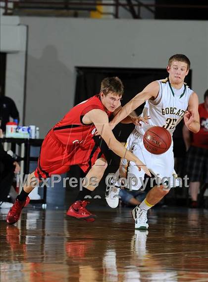 Thumbnail 3 in Ottawa vs. Basehor-Linwood (KSHSAA 4A State Final) photogallery.