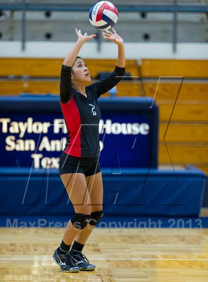 Thumbnail 2 in Stevens vs Warren photogallery.