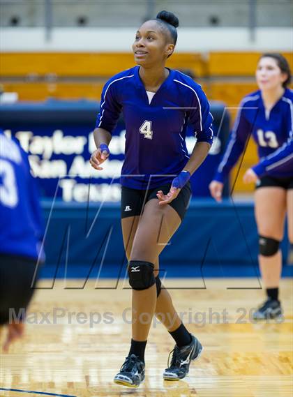Thumbnail 3 in Stevens vs Warren photogallery.