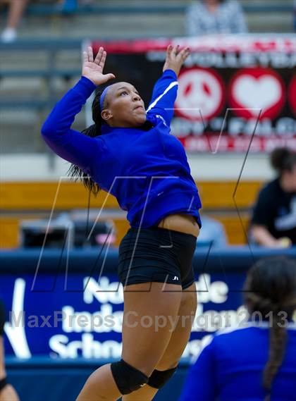 Thumbnail 3 in Stevens vs Warren photogallery.
