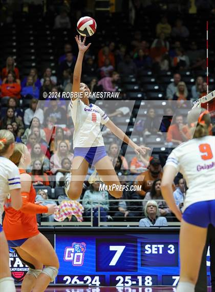 Thumbnail 3 in Grand Oaks vs. Fulshear (UIL 6A Volleyball Division 1 Final) photogallery.