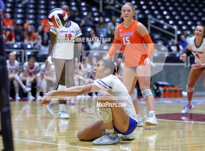 Thumbnail 3 in Grand Oaks vs. Fulshear (UIL 6A Volleyball Division 1 Final) photogallery.