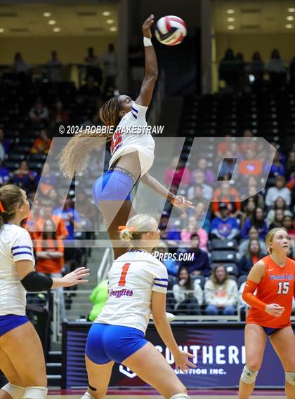 Thumbnail 1 in Grand Oaks vs. Fulshear (UIL 6A Volleyball Division 1 Final) photogallery.