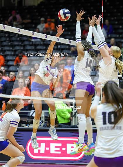 Thumbnail 3 in Grand Oaks vs. Fulshear (UIL 6A Volleyball Division 1 Final) photogallery.