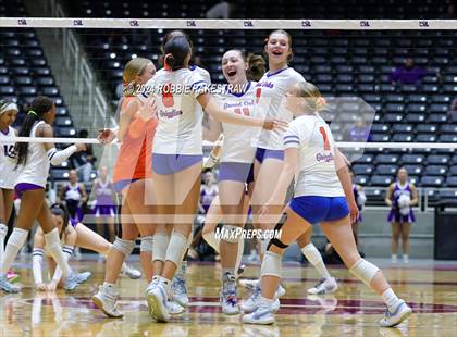 Thumbnail 3 in Grand Oaks vs. Fulshear (UIL 6A Volleyball Division 1 Final) photogallery.