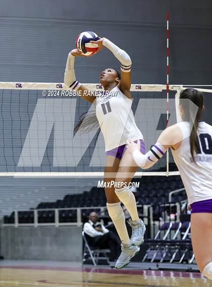 Thumbnail 3 in Grand Oaks vs. Fulshear (UIL 6A Volleyball Division 1 Final) photogallery.