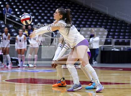 Thumbnail 3 in Grand Oaks vs. Fulshear (UIL 6A Volleyball Division 1 Final) photogallery.
