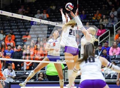 Thumbnail 3 in Grand Oaks vs. Fulshear (UIL 6A Volleyball Division 1 Final) photogallery.