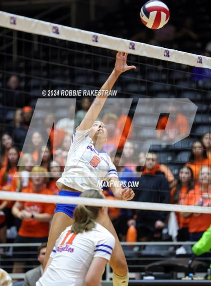 Thumbnail 3 in Grand Oaks vs. Fulshear (UIL 6A Volleyball Division 1 Final) photogallery.