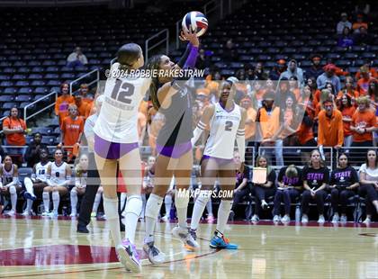 Thumbnail 3 in Grand Oaks vs. Fulshear (UIL 6A Volleyball Division 1 Final) photogallery.
