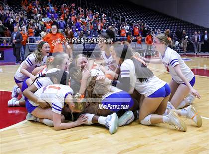 Thumbnail 3 in Grand Oaks vs. Fulshear (UIL 6A Volleyball Division 1 Final) photogallery.