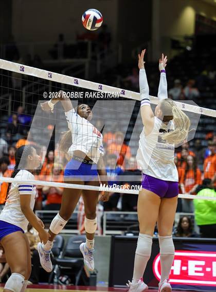 Thumbnail 2 in Grand Oaks vs. Fulshear (UIL 6A Volleyball Division 1 Final) photogallery.