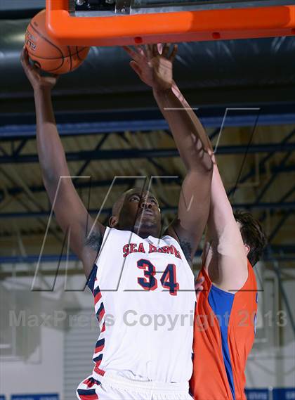 Thumbnail 2 in Redondo Union vs. Bishop Gorman (Tarkanian Classic) photogallery.