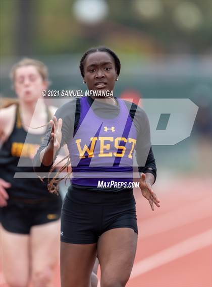 Thumbnail 2 in Harold Scott Invitational (200 Meter) photogallery.