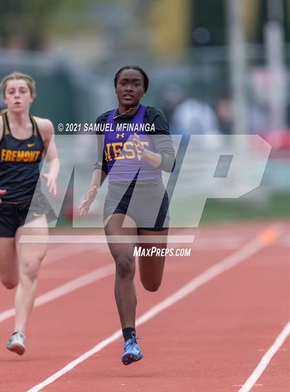 Thumbnail 3 in Harold Scott Invitational (200 Meter) photogallery.